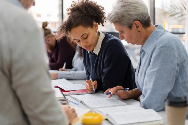 Mulheres olhando para anotações em um caderno