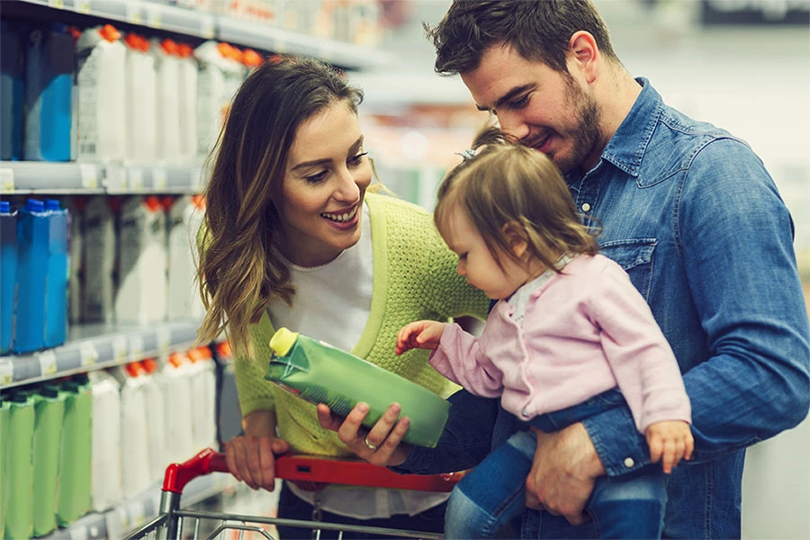 Homem, mulher e criança em um supermercado