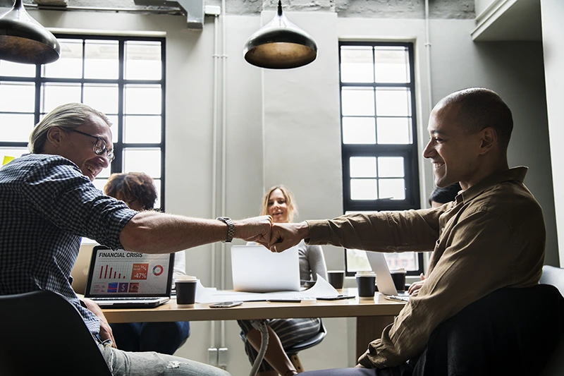 Pessoas diversas em uma reunião