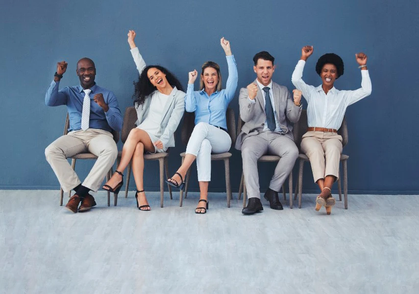 Conceito de imagem do anuário do cooperativismo com grupo de pessoas comemorando