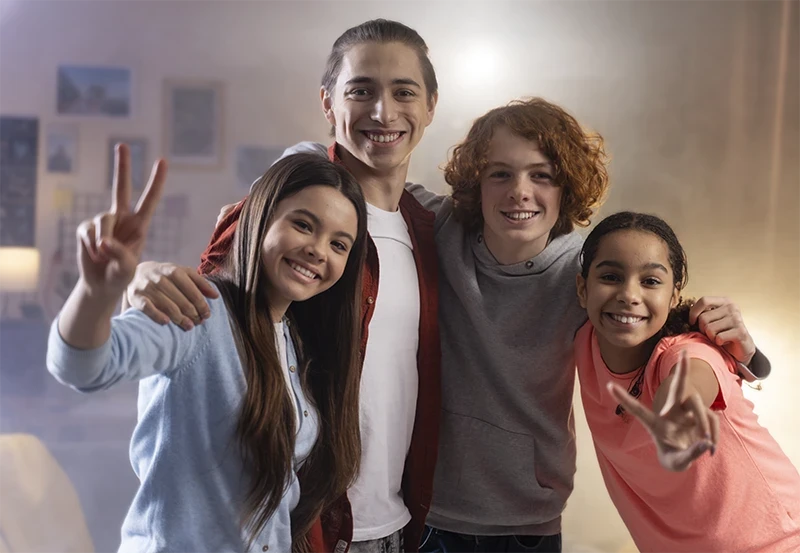 Grupo de jovens diversos